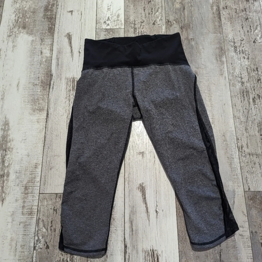 Lululemon train times crop legging‎ size 8 gray and black